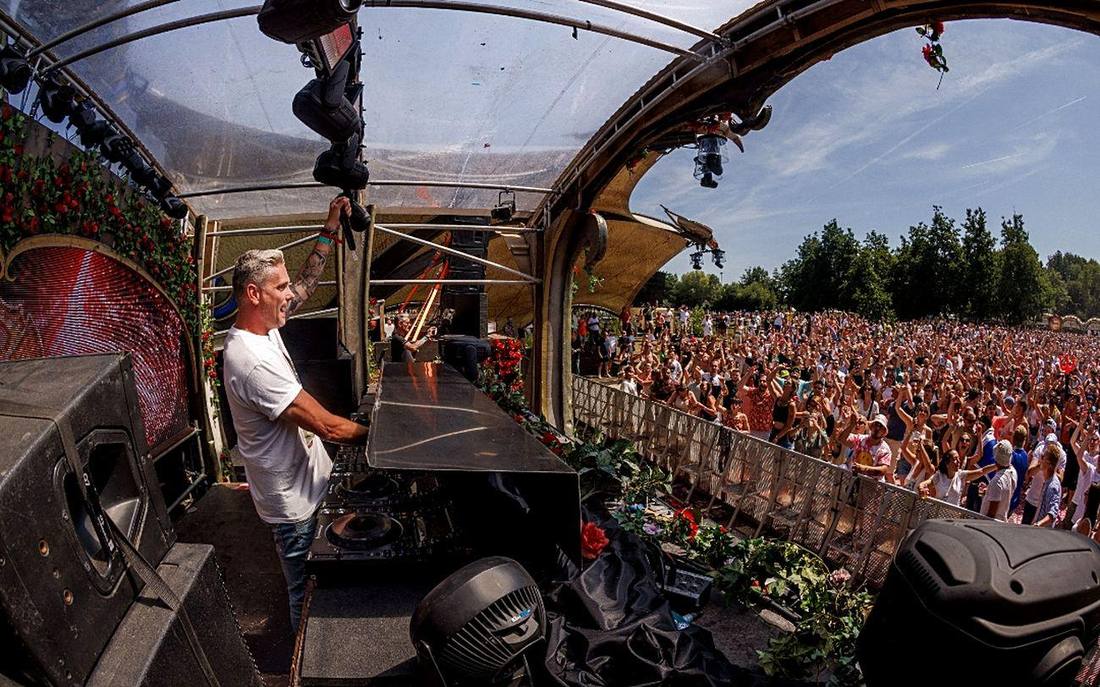 Spelend op Tomorrowland