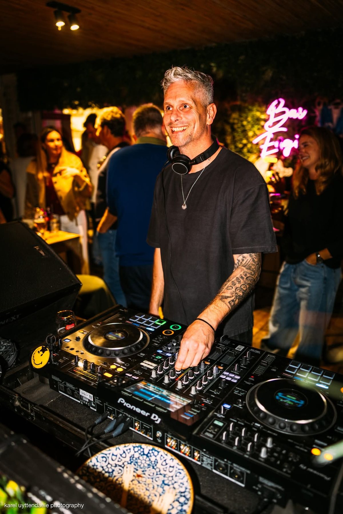 DIMARO lachend achter de booth