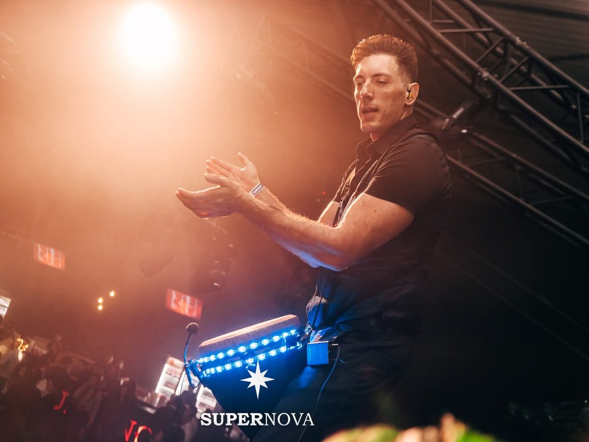 Sam Anderson met zijn LED-djembé op het podium